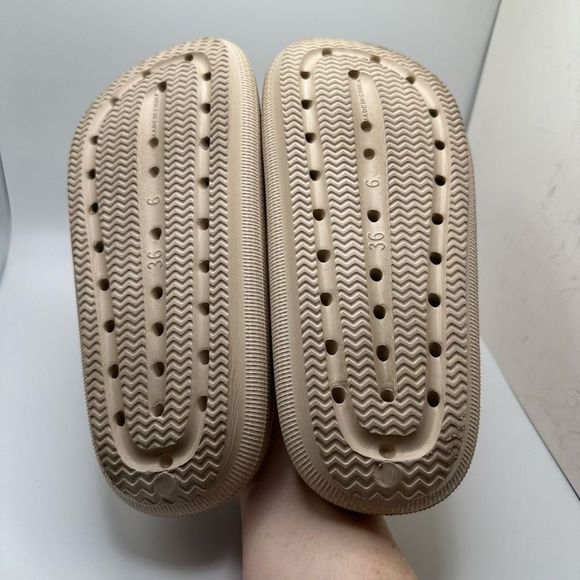 CUSHIONAIRE Women's cloud recovery slide sandals with +Comfort 6 KHAKI - Picture 5 of 7